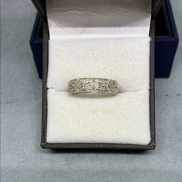 Elegant .925 Silver Ring/Band with Diamonds - Picture 1 of 8